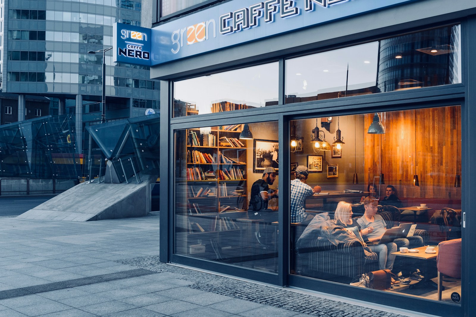 Menschen sitzen in einem Café und unterhalten sich